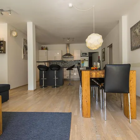 Spacious With Mountain View Apartment