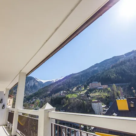 Spacious With Mountain View Apartment